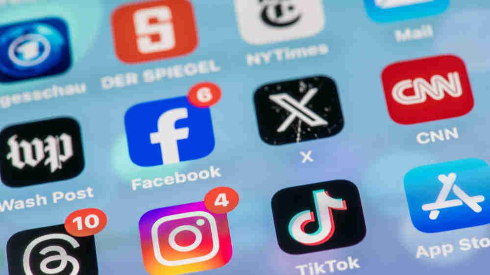 Insbesondere Desinformation und Fake News versuchen, die Meinungsbildung zu beeinflussen