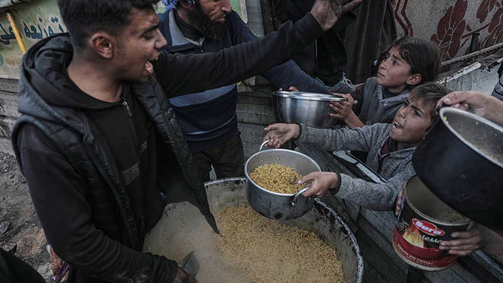 Im Gazastreifen müssen auch Kinder für Nahrung anstehen