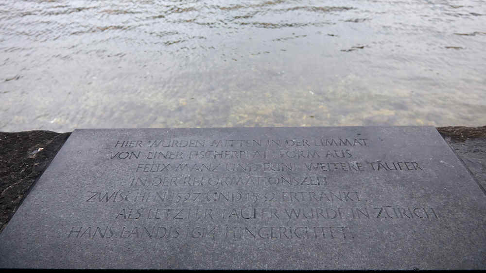 Täufer-Gedenktafel an der Limmat im historischen Quartier Schipfe in Zürich