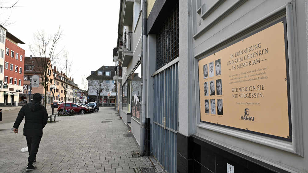 Gedenktafel der Stadt Hanau mit Fotos der Opfer des Anschlags am Haus des Tatorts in Hanau