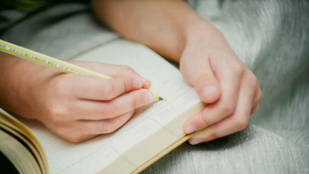 Vom wilden Krickelkrakel zum formschönen Buchstaben - Handschrift will gelernt sein