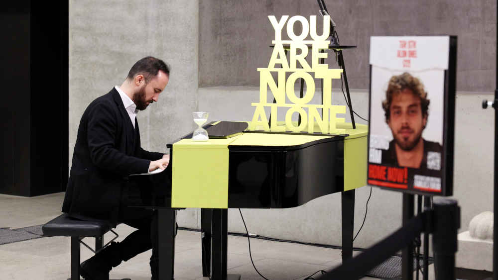 Igor Levit spielte im Rahmen der Initiative Das gelbe Piano, um an den in Israel entführten Pianisten Alon Ohel zu erinnern