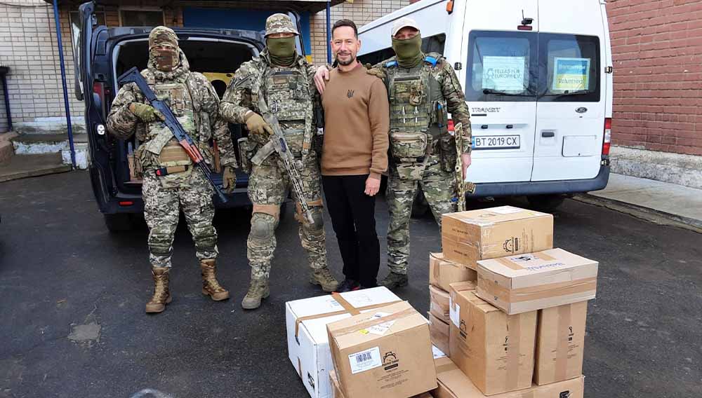 Kai Feller mit Soldaten und den Hilfsgütern aus Deutschland
