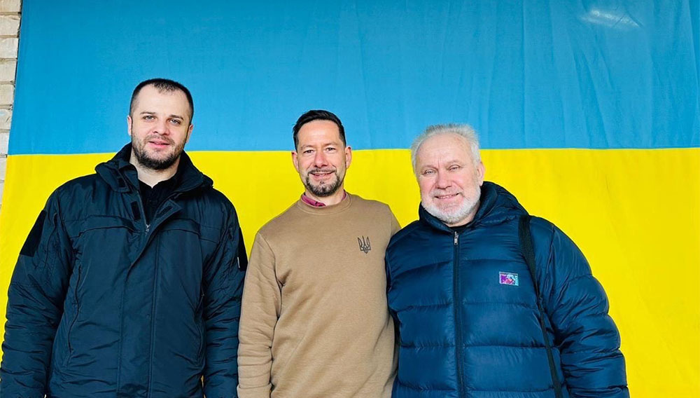 Kai Feller (Mitte) mit dem Leiter der regionalen Militärverwaltung von Cherson, Jaroslaw Schanko (li.), und dem Direktor des Kinderheims, Volodymyr Sahaydak