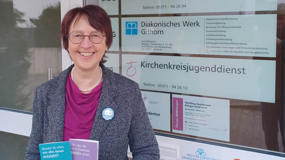 Superintendentin Sylvia Pfannschmidt mit den Flyern der Kampagne „Kirchensteuer trägt Früchte“