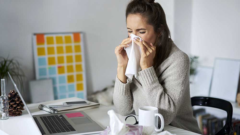 Mit einem Schnupfen ins Büro – das machen viele Deutsche