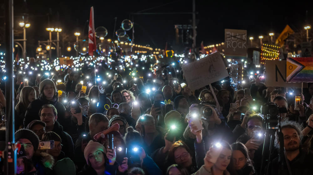Mit einem Lichtermeer protestieren die Menschen in Berlin gegen den Rechtsruck