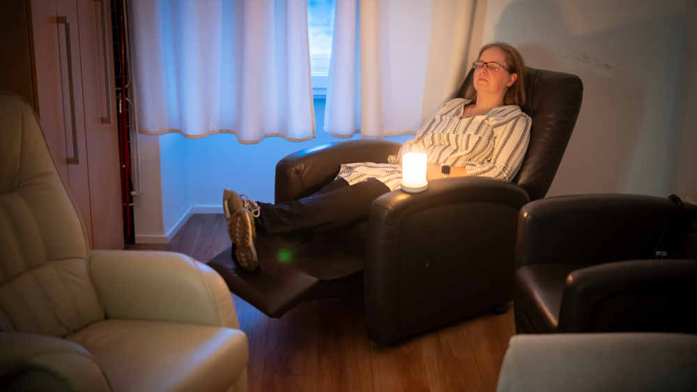 Edith Gerlach in einem Ruheraum einer Evangelischen Gemeinde in Giessen