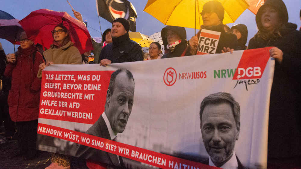 Tausende Menschen beteiligen sich an einem Protest gegen CDU-Vorsitzenden Friedrich Merz und seine Entscheidung, mit der AfD für eine Verschärfung der Einwanderungspolitik zu stimmen
