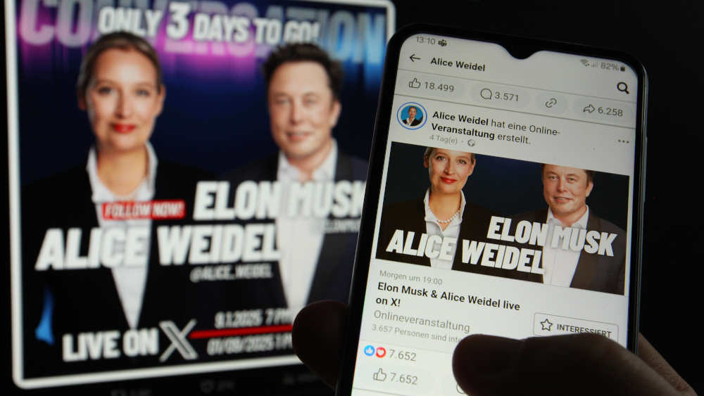 Auf einem Smartphone wurde der Facebook-Account von Alice Weidel, Kanzlerkandidatin der Partei Alternative für Deutschland, aufgerufen
