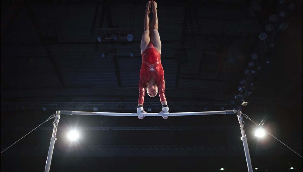 Olga (Anastasia Budiashkina) muss als Turnerin Höchstleistung bringen