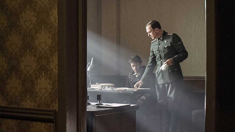 Klaus Koch (Lars Eidinger, re.) möchte, dass Gilles (Nahuel Pérez Biscayart, li.) ihn in Farsi unterrichtet