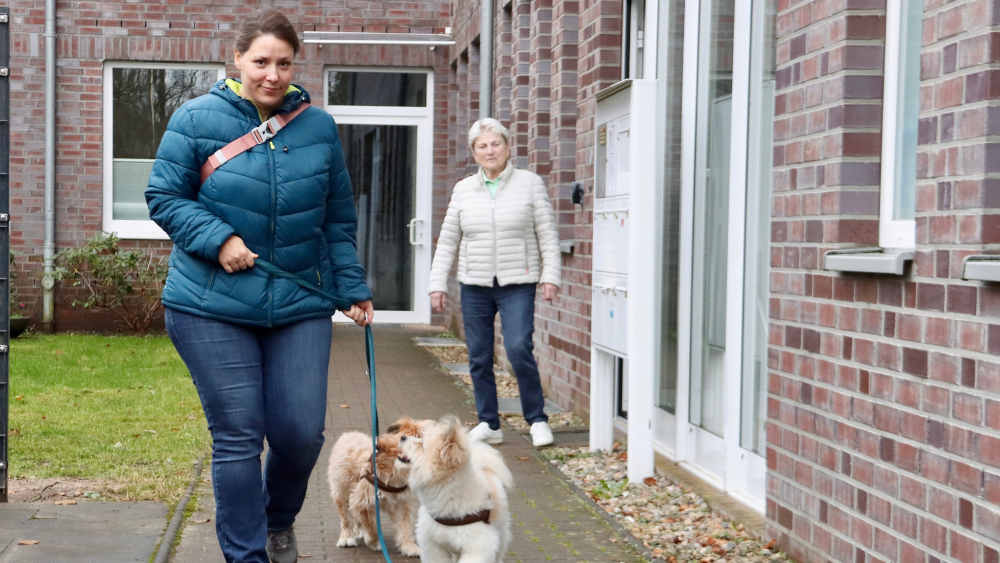 Mirre Jensen führt in Hamburg die zwei Hunde von Seniorin Ute Haßlinger aus