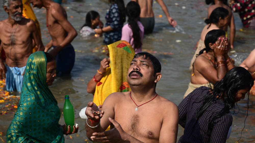 Anhänger führen Rituale durch, nachdem sie während der laufenden Mahakumbh Mela in Prayagraj in Sangam ein Bad genommen haben