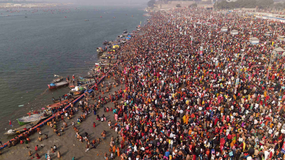 Millionen von Menschen haben in den ersten Tagen der Maha Kumbh Mela ein Bad im Ganges genommen. Als beste Zeit für das morgendliche Bad gilt die Zeit zwischen vier und sechs Uhr.