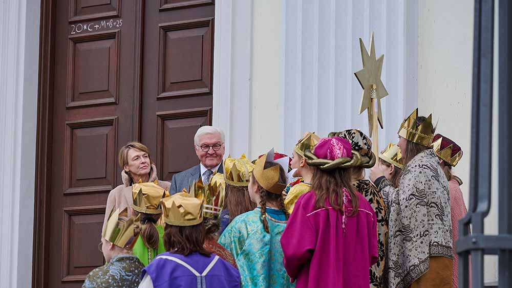 Die Sternsinger haben ihren Segen an die Tür des Schlosses Bellevue geschrieben – zur Freude von Bundespräsident Frank-Walter Steinmeier und seiner Frau Elke Büdenbender
