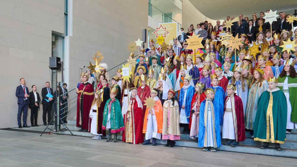 Sternsinger der bundesweiten Aktion Dreikönigssingen kommen ins Kanzleramt