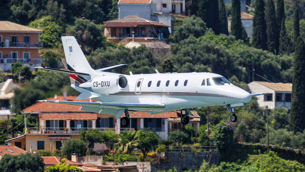 Privatjet vor Villensiedlung: Die Hilfsorganisation Oxfam fordert eine Besteuerung der Superreichen