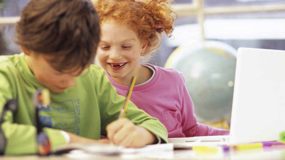 Beim Tippen auf dem Laptop werden weniger Fingerbewegungen benötigt als beim Schreiben auf Papier