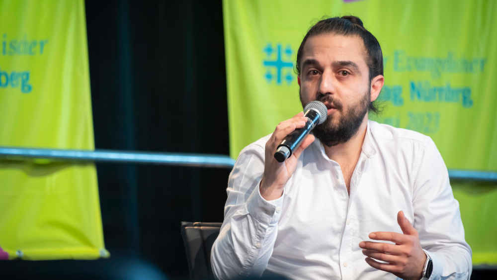Tareq Alaows, Flüchtlingspolitischer Sprecher ProAsy, bei einer Podiumsdiskussion (Archivbild)