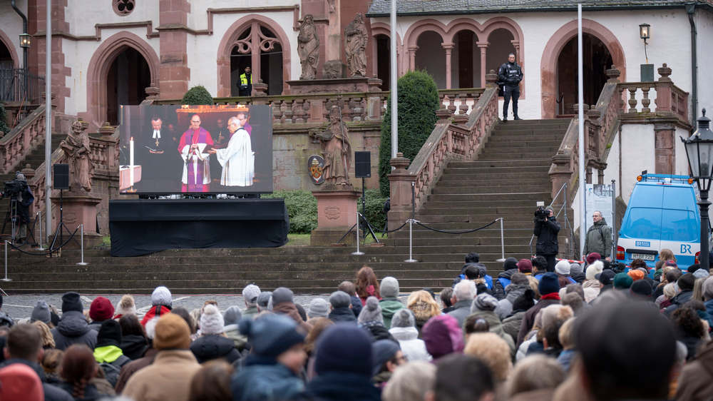 Die Gedenkfeier wurde auf den Platz vor der Kirche übertragen