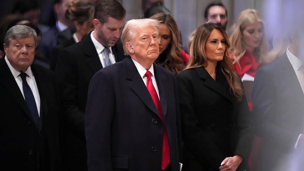 Mit mürrischem Gesichtsausdruck nimmt Trump die Predigt entgegen