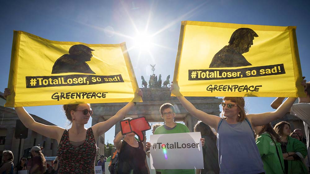 Schon im Juni 2017 protestierte Greenpeace in Berlin gegen den US-Ausstieg aus dem Pariser Klimaschutz-Abkommen