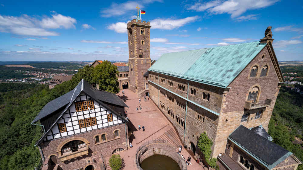 Der Reformator Martin Luther (1483-1546) hielt sich 1521-1522 auf der Wartburg auf