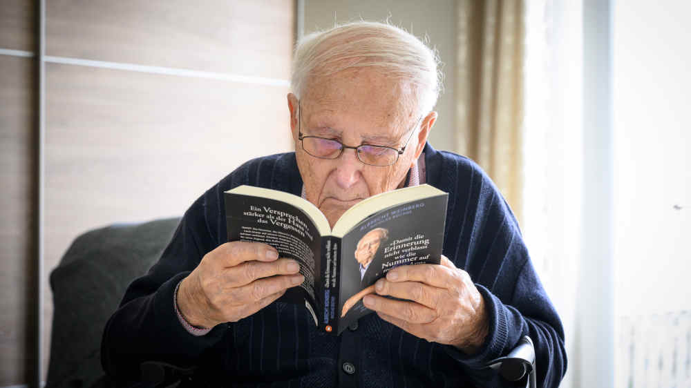 Der Holocaust-Überlebende Albrecht Weinberg zuhause in Leer