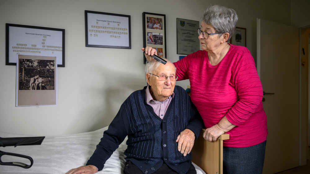 Der Holocaust-Überlebende Albrecht Weinberg (l) und seine Mitbewohnerin Gerda Dänekas