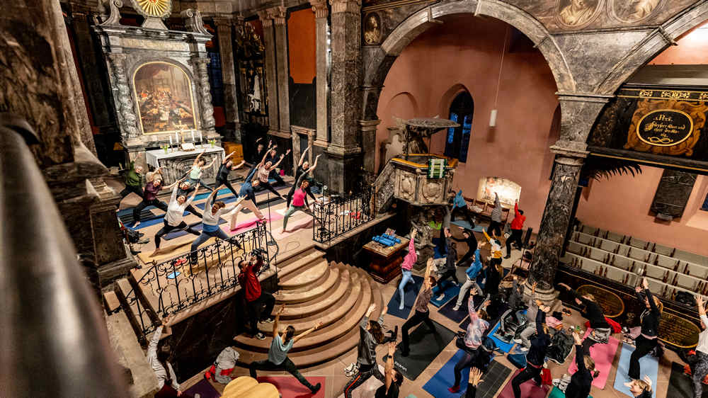Zum Yoga-Gottesdienst ist in der Kirche keine Matte mehr frei