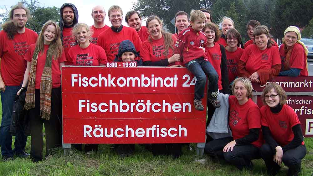 Der Chor und Nachwuchs am „Fischkombinat 24“ Rambin im Jahre 2010.