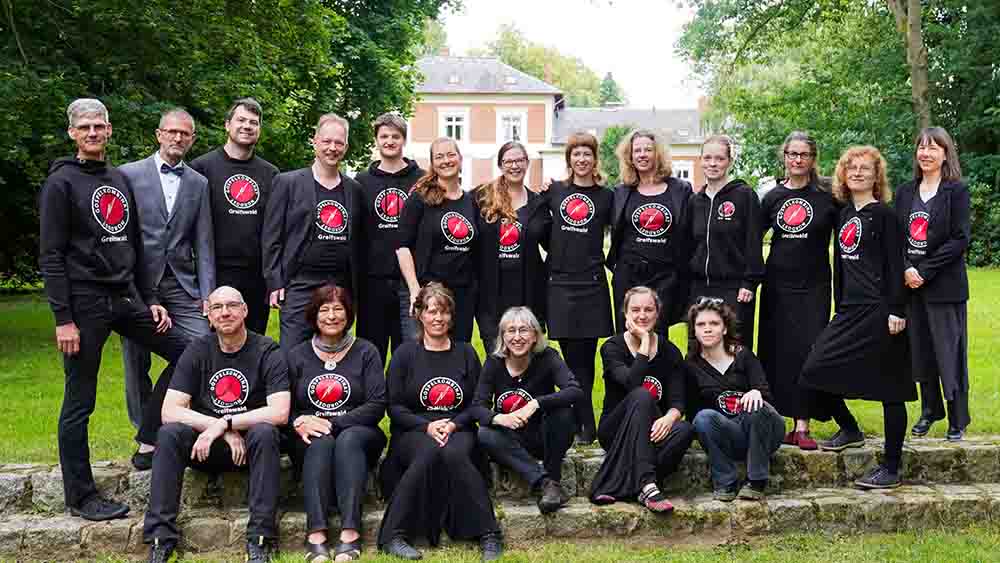 Das „Gospelkombinat Nordost“ im Sommer 2024 mit der Leiterin Nicole Chibici-Revneanu (oben Mitte)