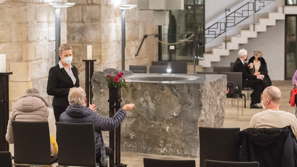 Im Herbst 2021 luden mehrere sächsische Kirchen zum Impfen gegen Covid-19 ein, wie zum Beispiel in der Dresdner Frauenkirche. Die Impfaktion fand in Kooperation mit dem Deutschen Roten Kreuz statt. Sie ging auf eine gemeinsame Initiative der Evangelisch-Lutherischen Landeskirche Sachsens und des Bistums Dresden-Meißen zurück