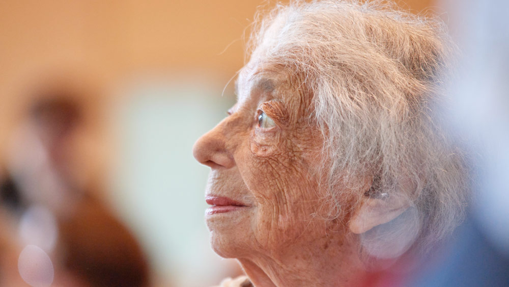 Margot Friedländer tritt als Holocaust-Überlebende, Autorin und Zeitzeugin mit unermüdlichem Engagement gegen das Vergessen des NS-Terrors ein