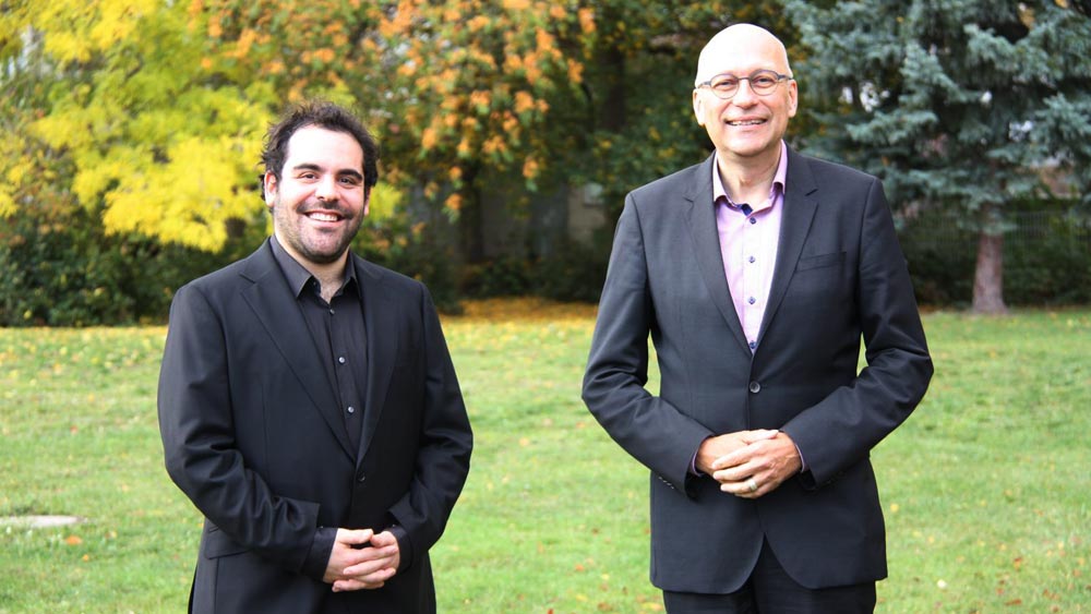 Nur Ben Shalom (links) hat das Projekt entwickelt. Der Berliner Kirchenkreis Tempelhof-Schöneberg mit Superintendent Michael Raddatz unterstützen es