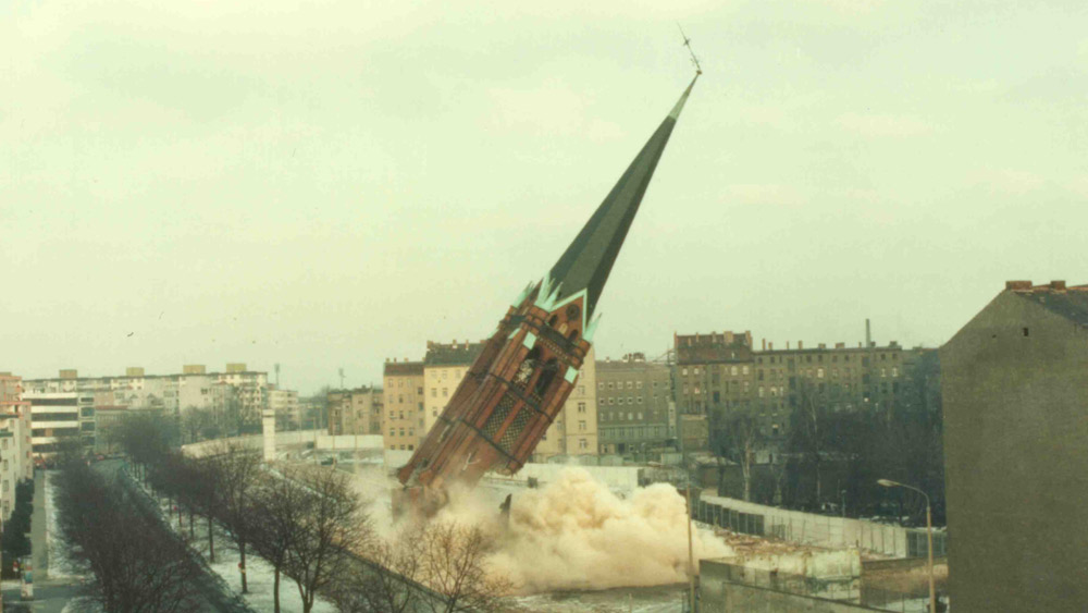 Am 28. Januar 1985 wurde der Turm der Versöhnungskirche von der DDR-Regierung zu Fall gebracht. Bereits sechs Tage zuvor war das Kirchenschiff gesprengt worden