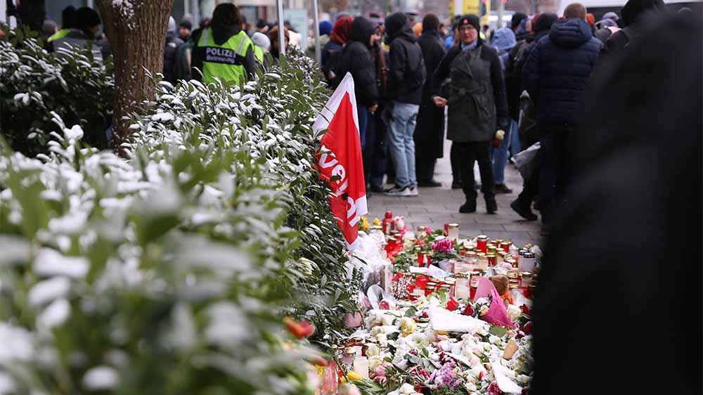 Am Anschlagsort in München haben Menschen Blumen niedergelegt