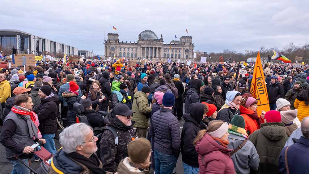 Die Demonstranten versammelten sich vor dem Reichstagsgebäude