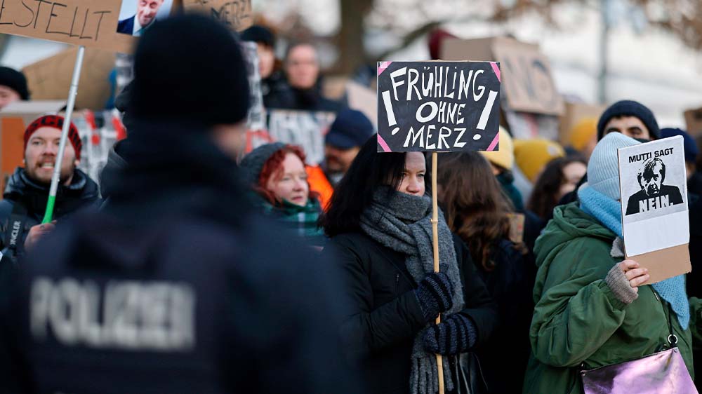 Die Proteste gehen weiter! Hier eine Demo gegen einen Wahlkampfauftritt des Politikers Friedrich Merz in Bonn