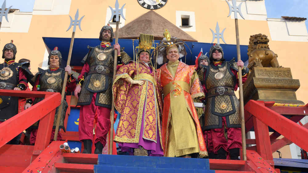 Kaiserpaar im Chinesengewand auf der Bühne in Dietfurt