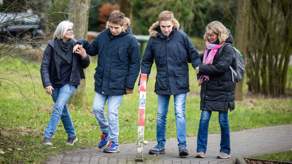 Weg zur Physiotherapie der beiden Brüder Erik und Sven Siemeister mit ihren ehrenamtlichen Begleitern Angelika Niebusch (re.) und Martina Strathmann