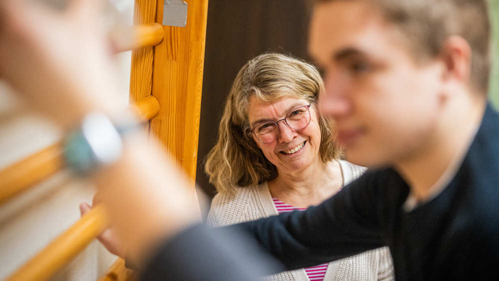 Sven Siemeister mit seiner ehrenamtlichen Begleiterin Angelika Niebusch bei der Physiotherapie