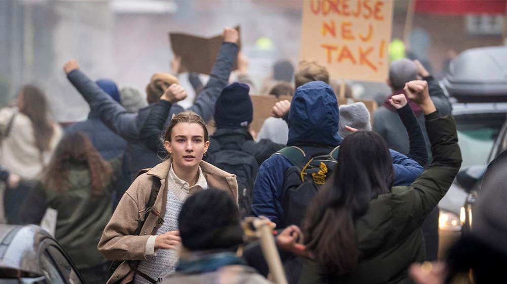 Laura (Amaryllis August) steht im Zentrum der Serie "Families Like Ours"