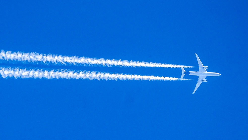 Woher kommen die Kondensstreifen? Auch ein Flugzeug am Himmel gibt Anlass zu Verschwörungstheorien