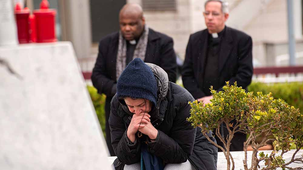 Vor der Gemelli-Klinik beten die Gläubigen für Papst Franziskus