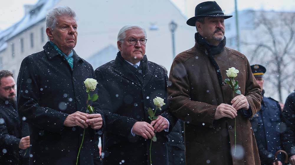 Dieter Reiter (links), Frank-Walter Steinmeier (Mitte) und Markus Söder (rechts) gedachten in München der Verletzten