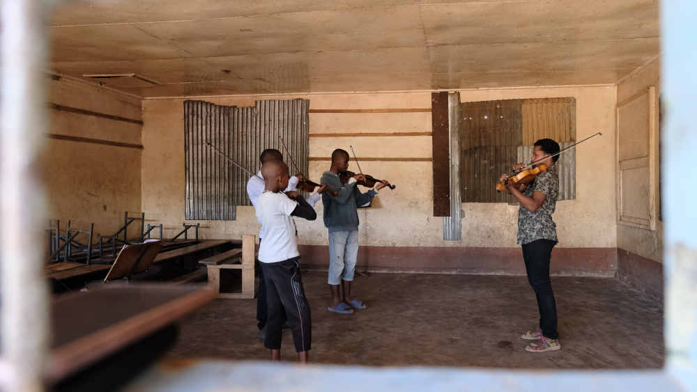Dennis Ngige (rechts) ist heute einer der besten Bratscher im Land