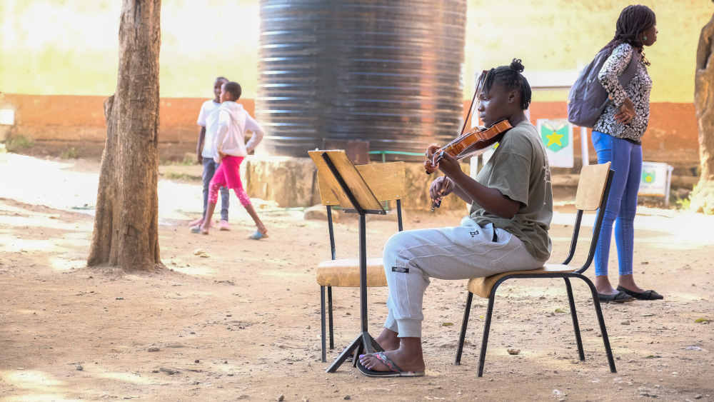 Eine Schülerin spielt Geige im Hof der katholischen St.-John-Schule im Slum Korogocho in Nairobi