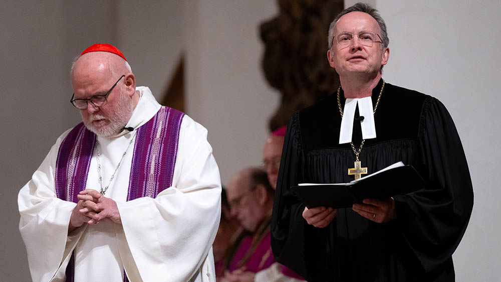 Kardinal Marx (li.) und Landesbischof Hoppe haben einen Gedenkgottesdienst für die Opfer des Anschlags von München gefeiert